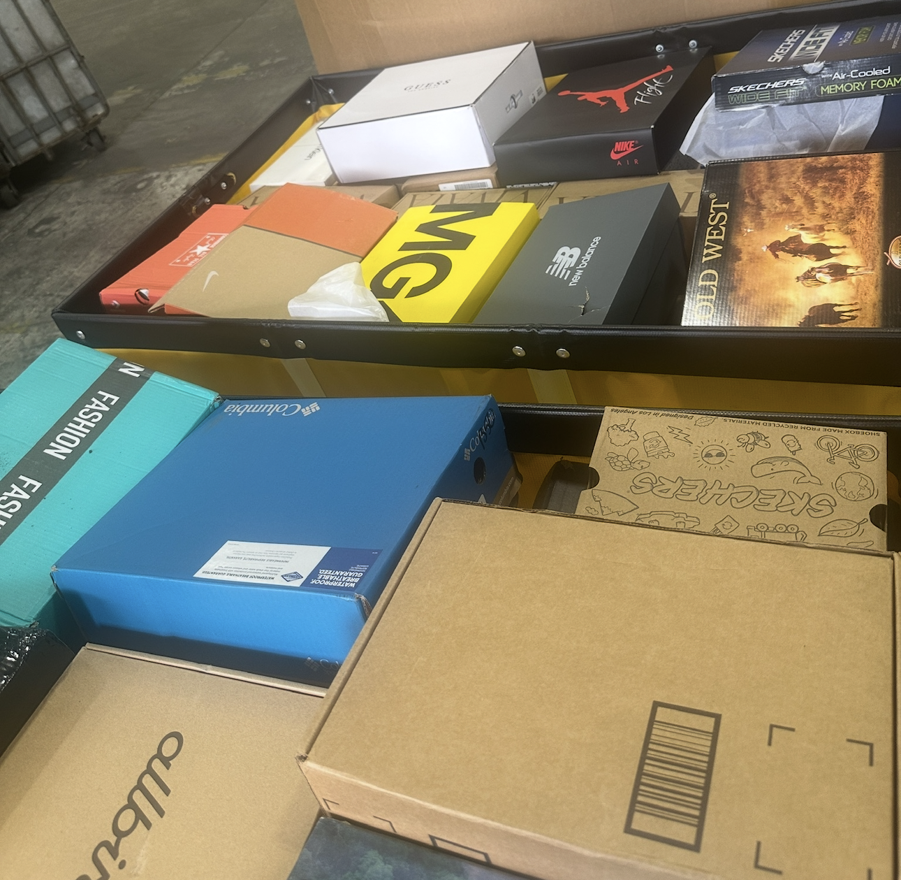 Truck Load - 14 Pallets Clothing / Shoes / Apparel
